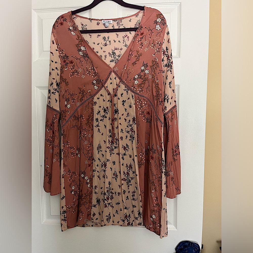Floral wide sleeved summer dress.